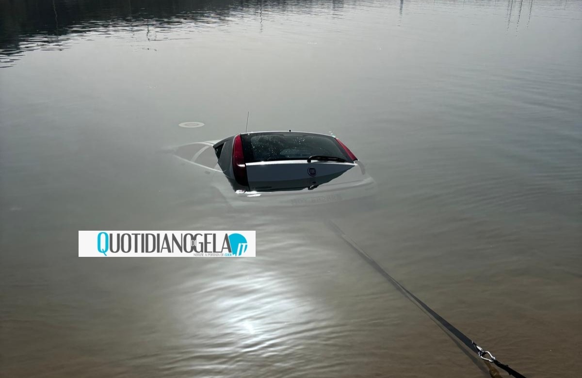Auto finisce in mare, anziano aiutato a uscire: vettura recuperata  - 