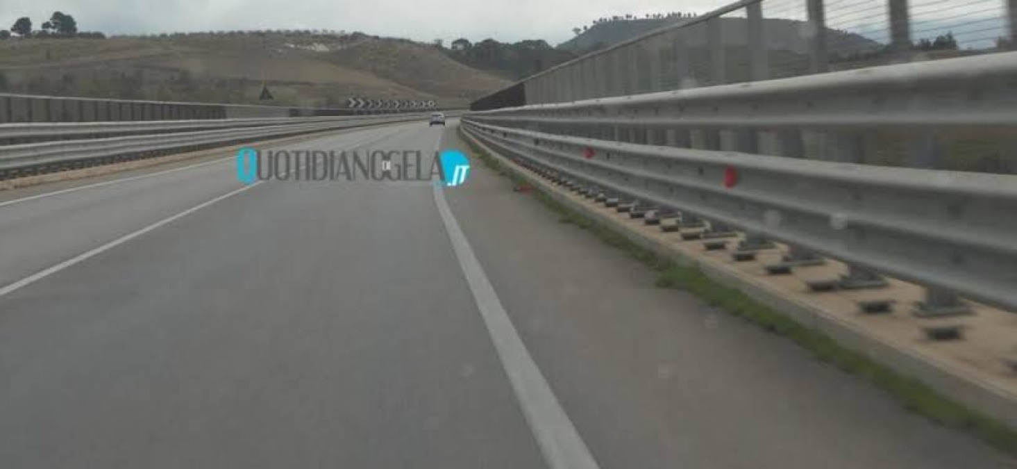 Butera, mezzo pesante in fiamme lungo un tratto della statale 626 - 