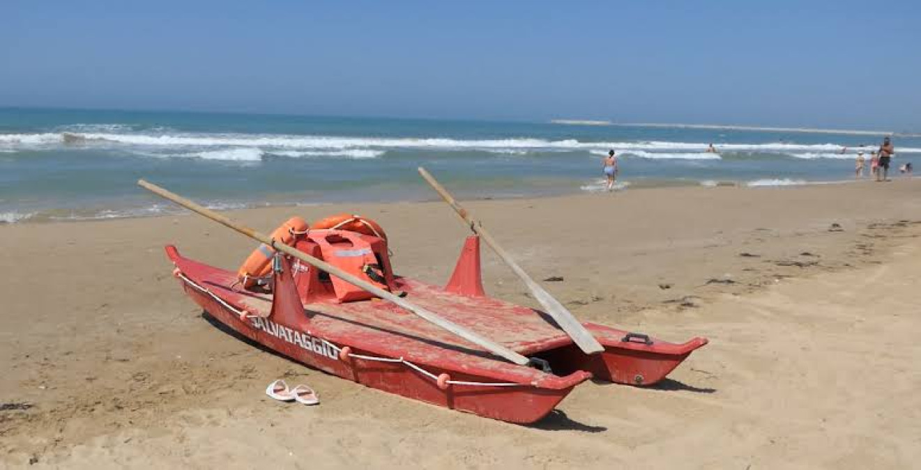Pericoli in mare, un altro salvataggio: bagnini Poseidon evitano il peggio a un 62enne - 