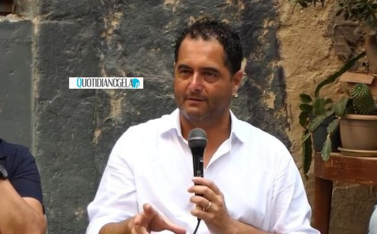Di Stefano: "Campo largo con persone perbene, nessun daspo politico altrimenti noi non ci saremo" - Il sindaco Di Stefano durante l'incontro regionale dei progressisti