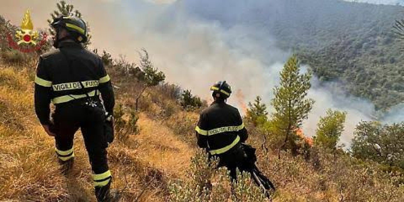 San Cataldo, vigile del fuoco stroncato dal caldo e dalle fiamme durante il servizio - 