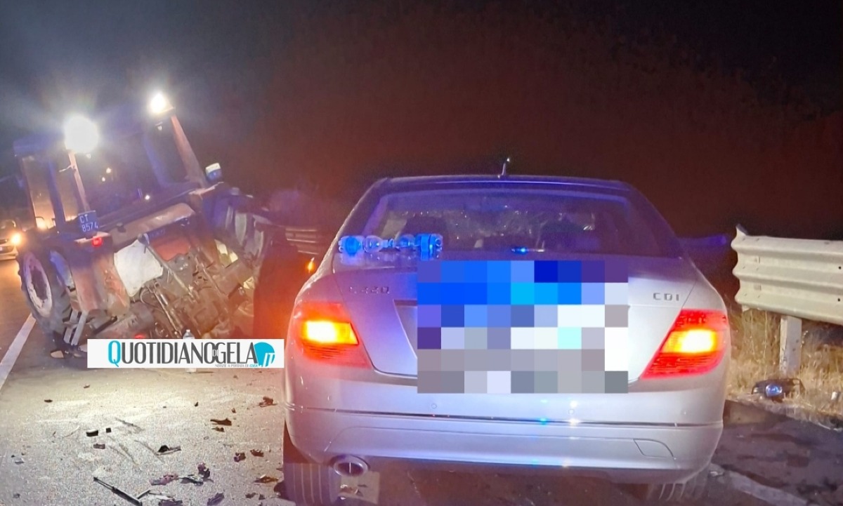 Schianto nella notte sulla Gela-Catania, impatto tra un'auto e un trattore  - 