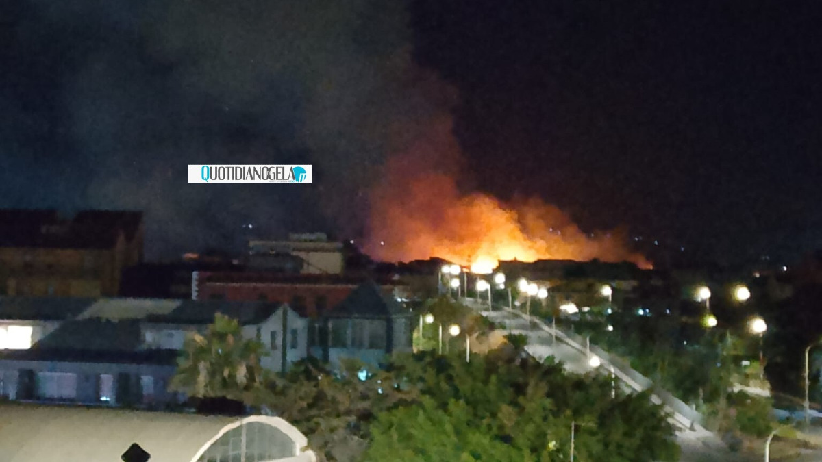 Fiamme alte a Settefarine, vasto rogo in aree incolte - 
