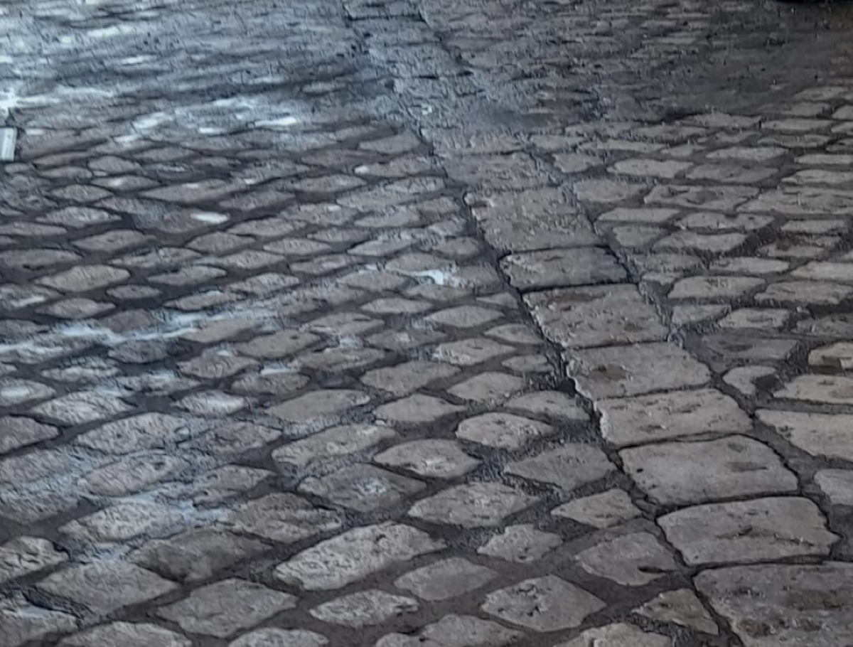Strade di via Pisa ripulite a spese dei titolari della vineria: residenti, "stanno cambiando questa zona" - 