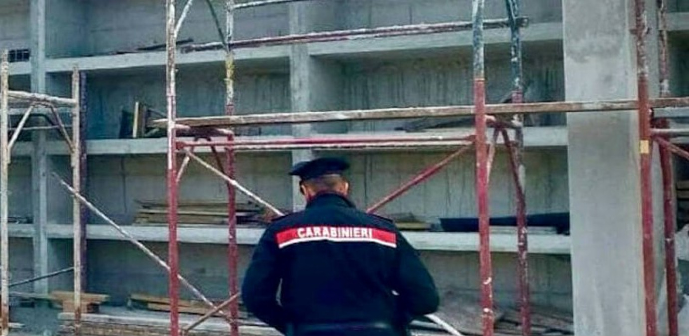 Un piccione impiccato fatto ritrovare nel cantiere di un'azienda - 