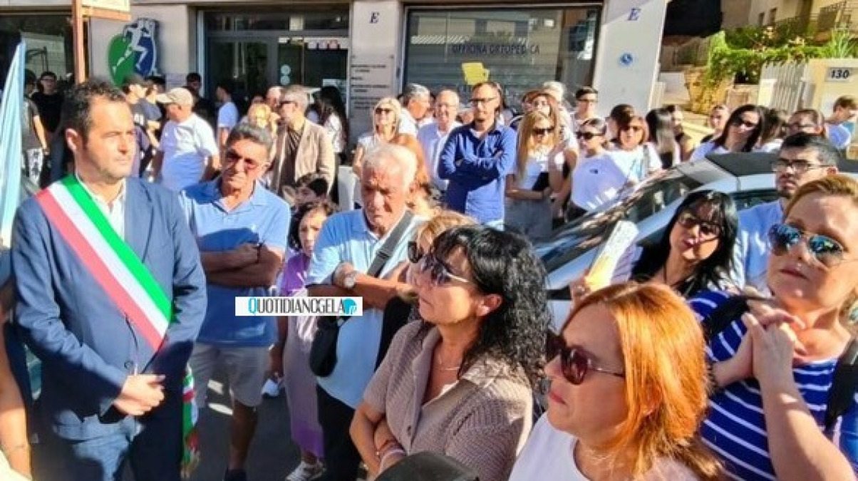 Di Stefano, "ennesimo bluff dal governo regionale su nuovo ospedale": dem, "caso in parlamento" - Di Stefano durante la manifestazione in ospedale di un anno fa