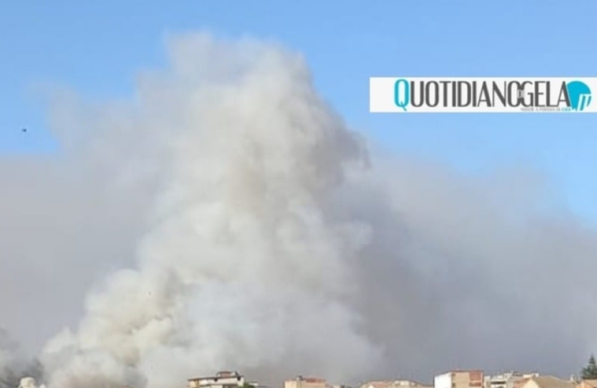 Via Ossidiana, fiamme da aree incolte: rogo si avvicina al comando della polizia locale  - 