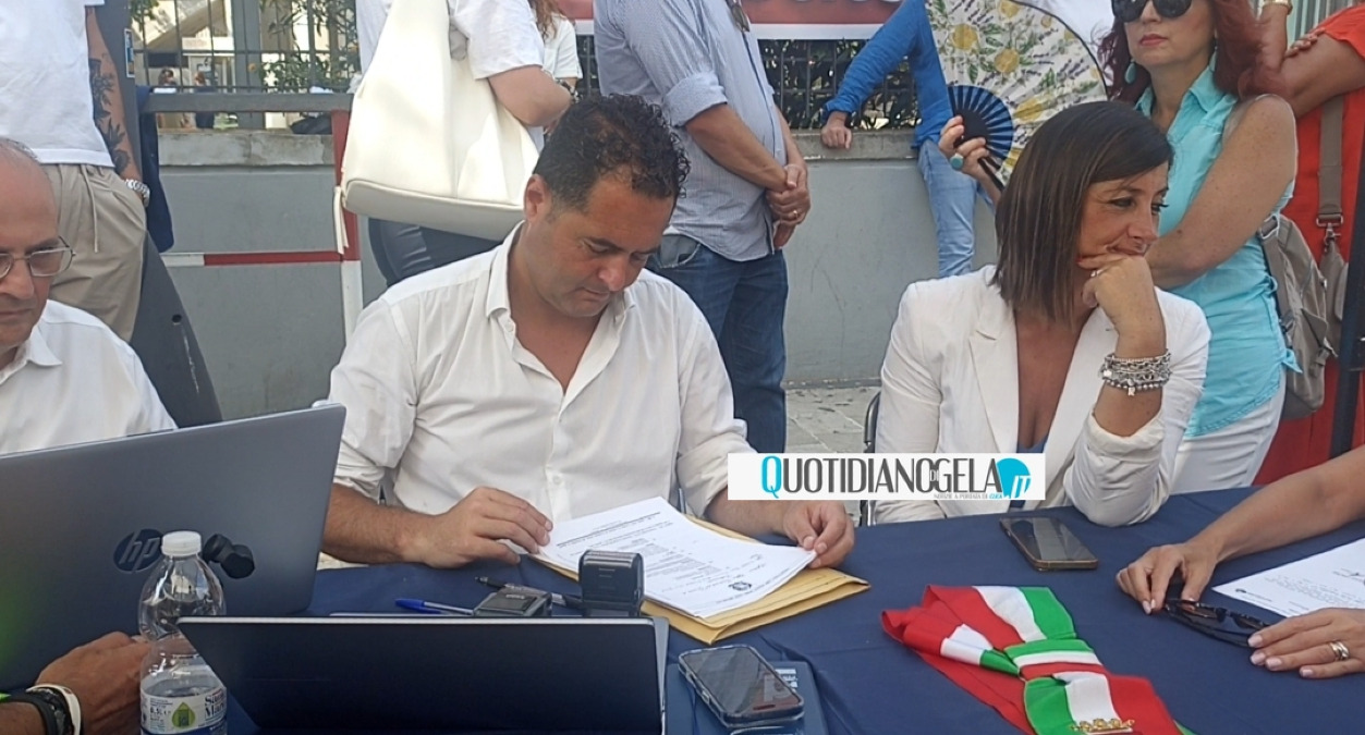 Manager Asp in tackle politico: "Strumentalizzazioni per nascondere problemi territorio" - Sindaco e giunta davanti al nosocomio di Caposoprano