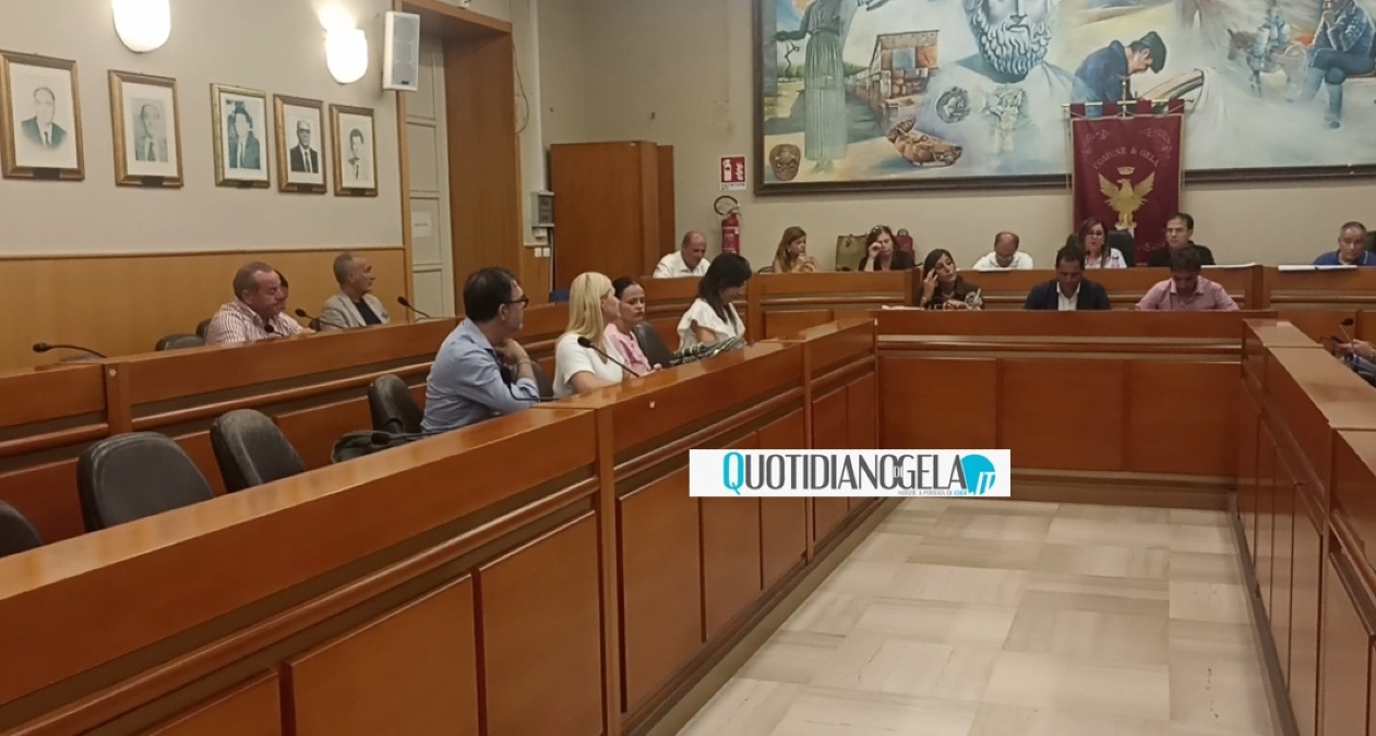 Pef, tari e rottamazione: maggioranza con vuoti e opposizione esce dall'aula, cade numero legale  - 