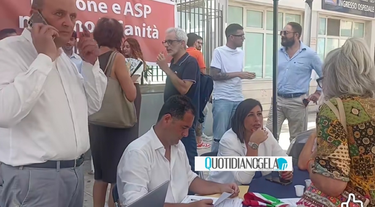 Pd e civici al manager Asp Ficarra: "Si dimetta, sua gestione fallimentare"  - Un momento dell'iniziativa di protesta davanti all'ospedale Vittorio Emanuele 