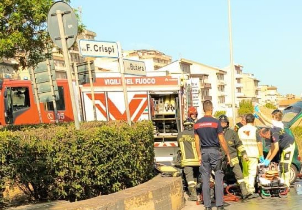 Auto contro la rotatoria, anziano colto da malore  - 