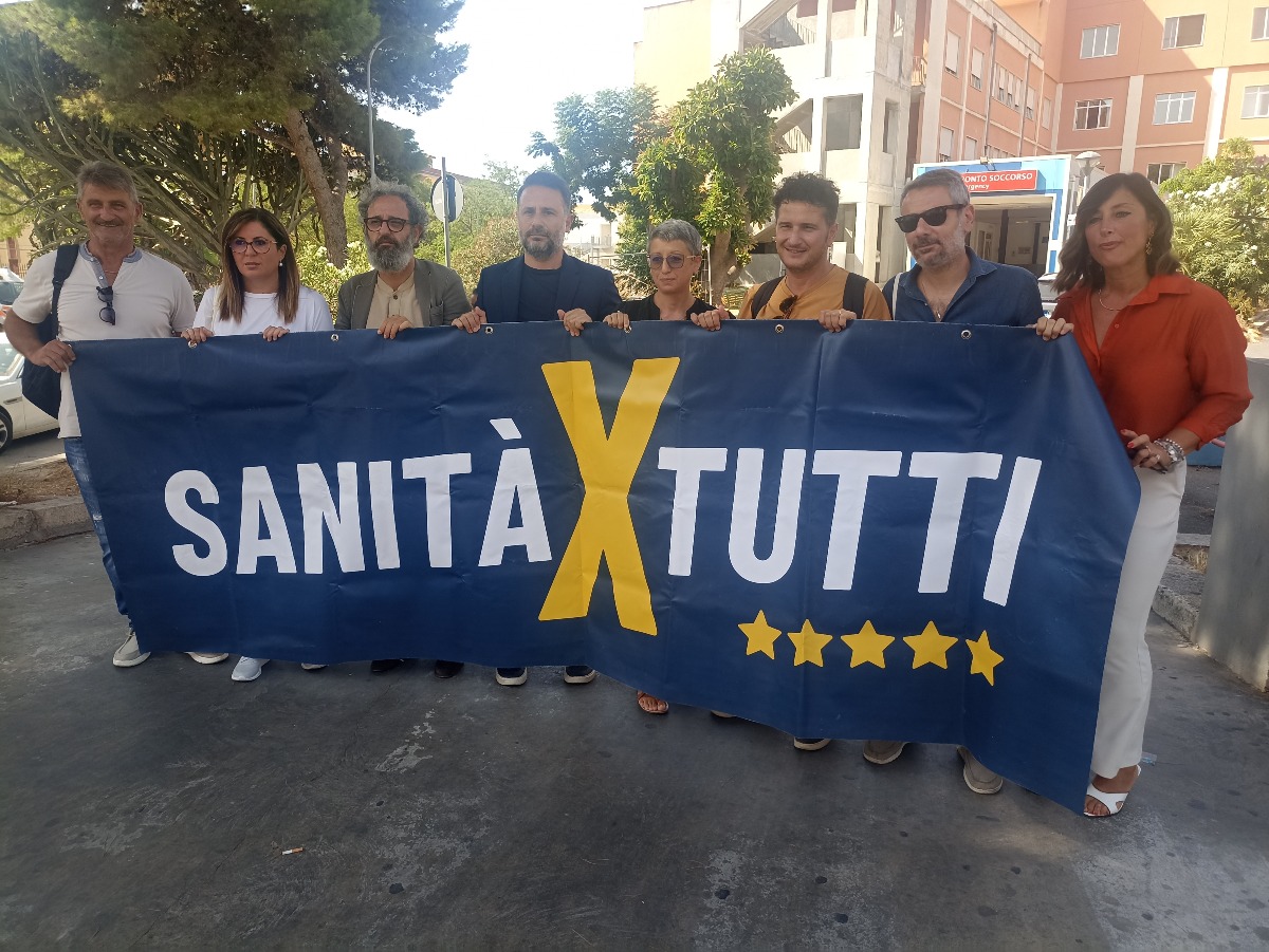 Sanità depotenziata, protesta va avanti: Di Paola e M5s, "basta Asp politicizzate" - I cinquestelle davanti al nosocomio 