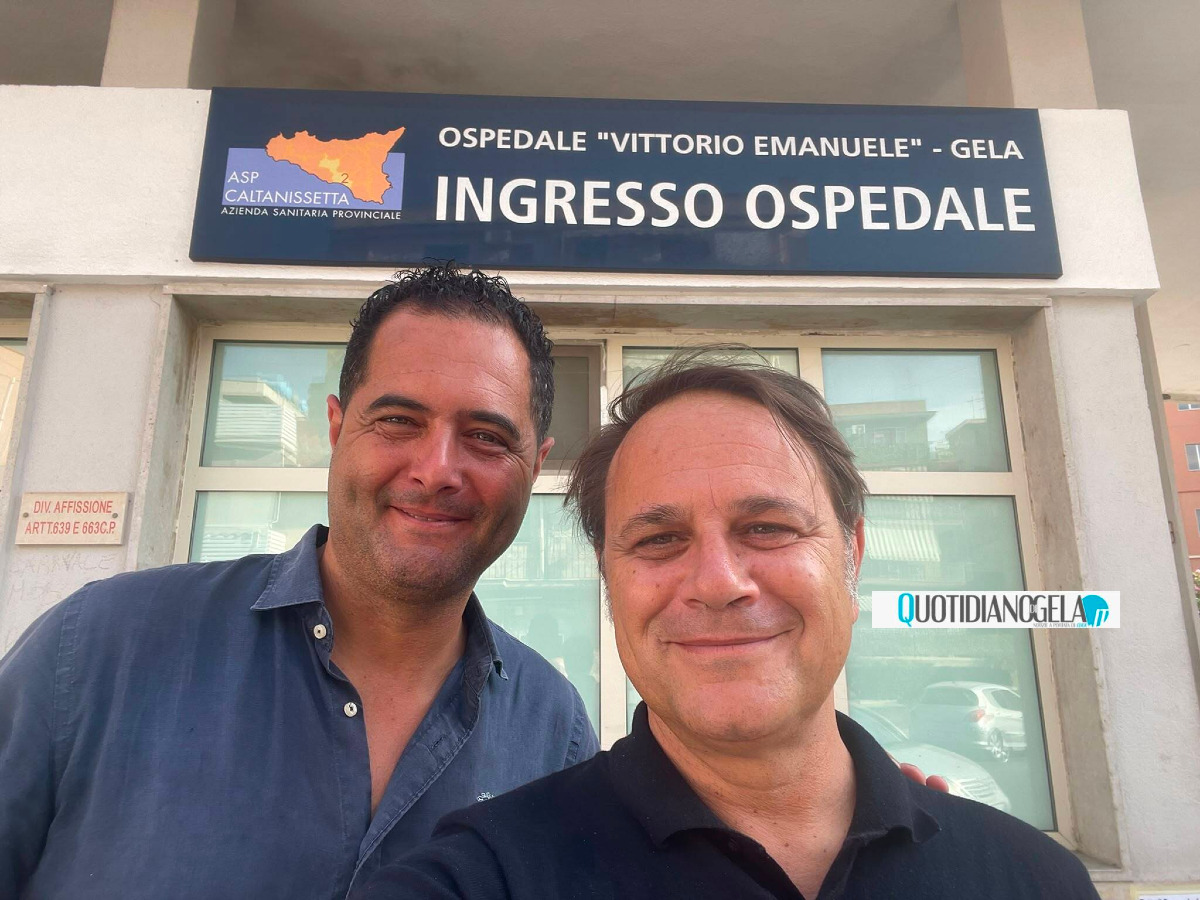 Protesta sanità, Conti al presidio davanti all'ospedale: "Governo regionale ascolterà territorio" - Di Stefano e Conti davanti al "Vittorio Emanuele"