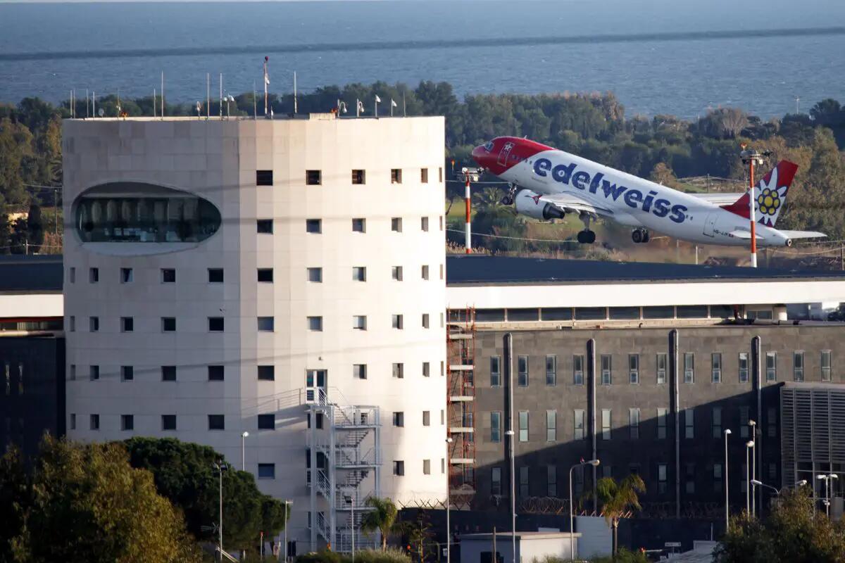Etna, nuova nube di cenere: limitati gli arrivi all’aeroporto di Catania - 