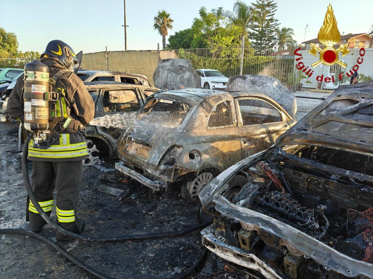 Fiamme in un deposito auto nel Ragusano, a Vittoria 5 auto distrutte - 