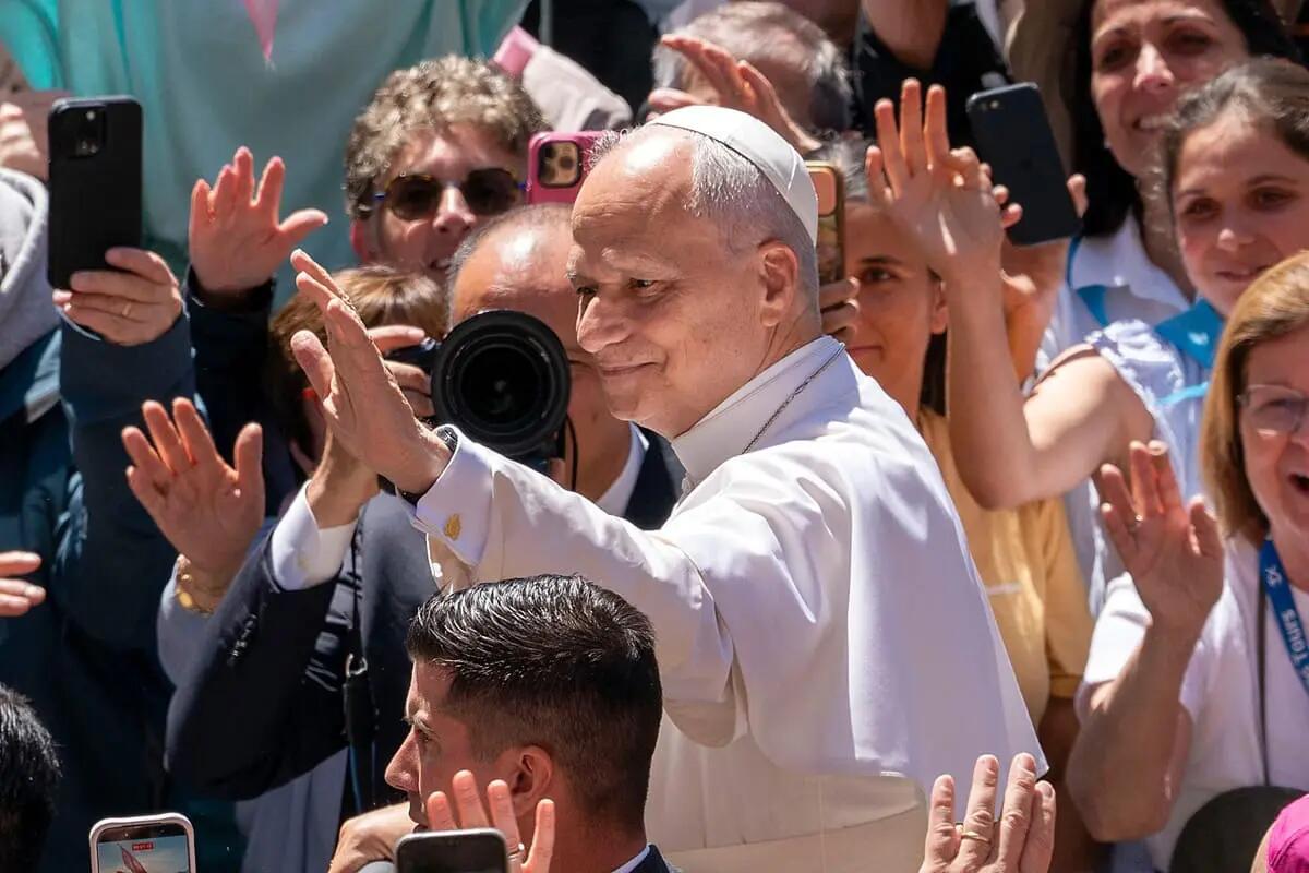 Papa Leone XIV è a Lampedusa, deposta una corona di fiori al cimitero dove sono sepolti anche i migranti - 