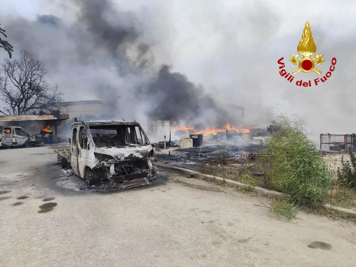 Vasto incendio nella zona industriale di Termini Imerese, circoscritte le fiamme. Tre i capannoni interessati / Fotogallery - 