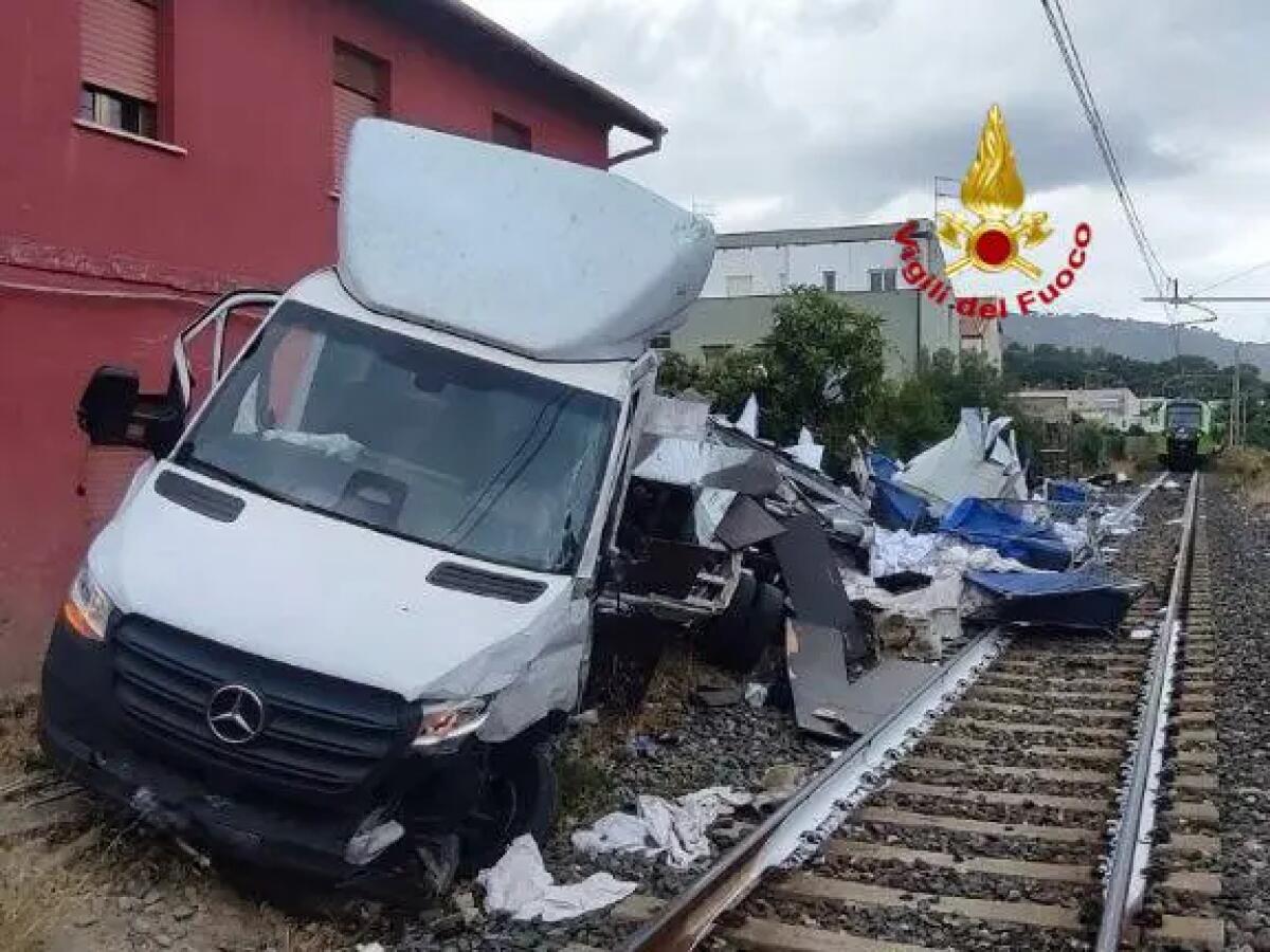 Scontro tra un treno merci e un autocarro nel Palermitano, un ferito / Fotogallery - 