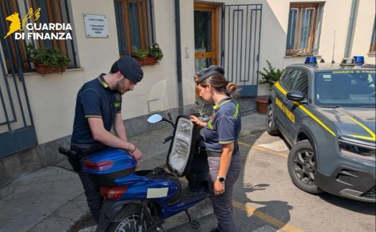 Scooter venduti come bici elettriche, maxi sequestro in tutta Italia - 