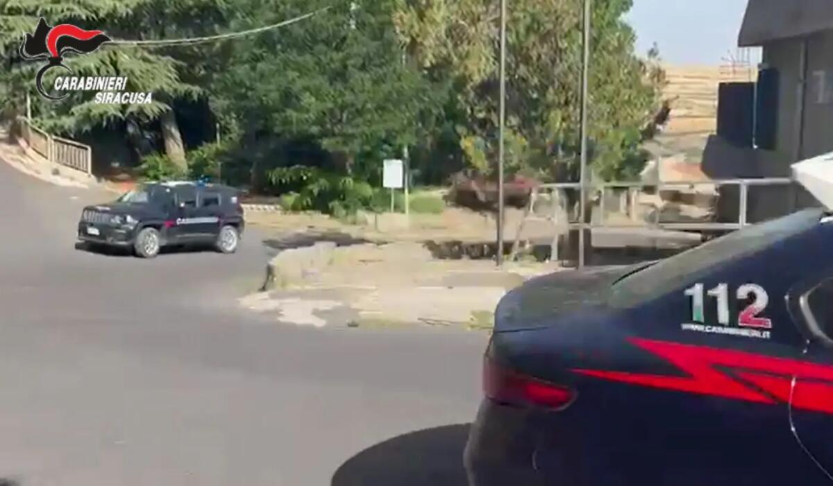 Smantellata dai Carabinieri di Noto una banda che rubava e “ripuliva” auto per poi rivenderle, 5 arresti - 