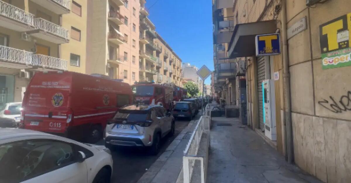 Omicidio a Palermo, un uomo si barrica in casa e minaccia di far esplodere il palazzo / Video - 