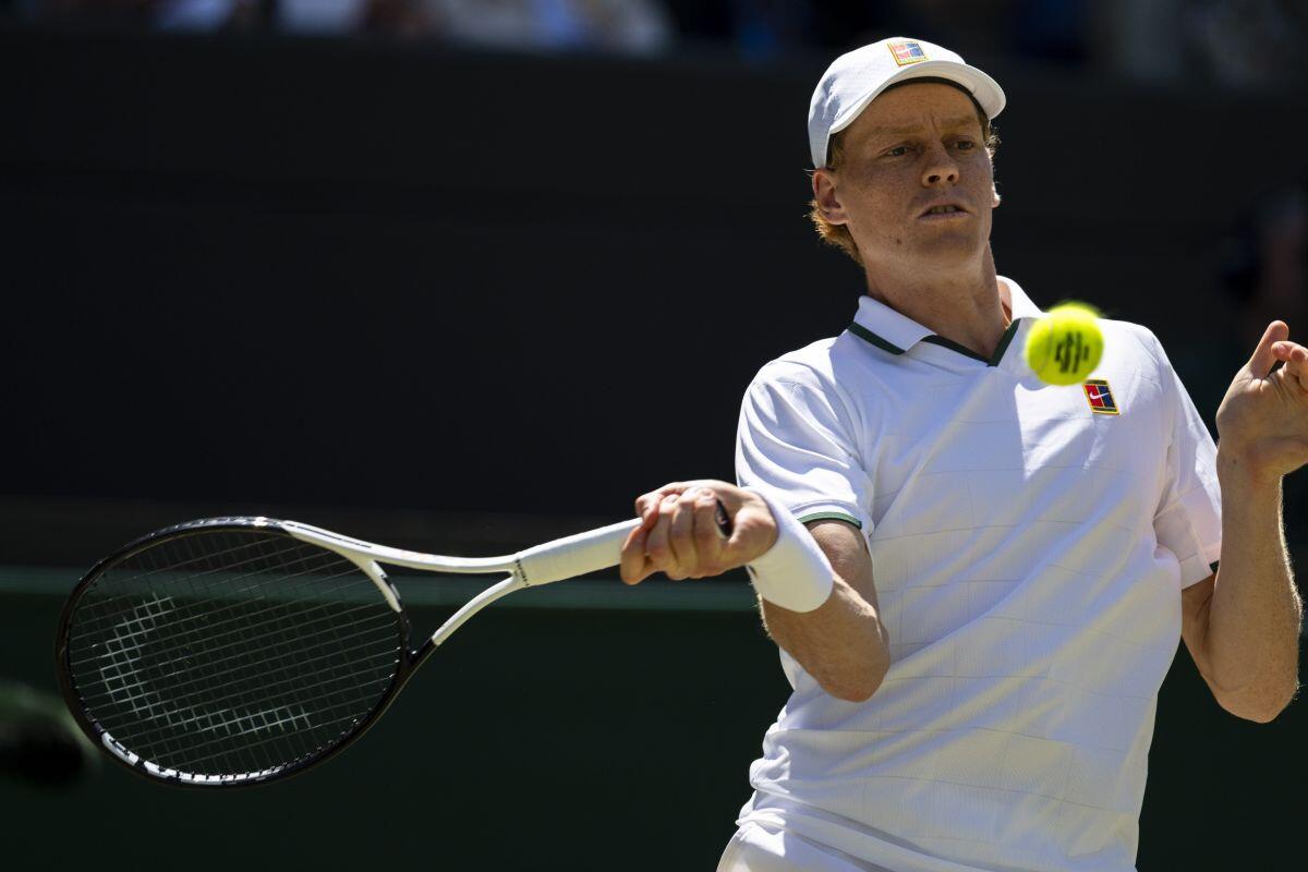 A Wimbledon Sinner piega Djokovic in 3 set, è in finale contro Zverev - 