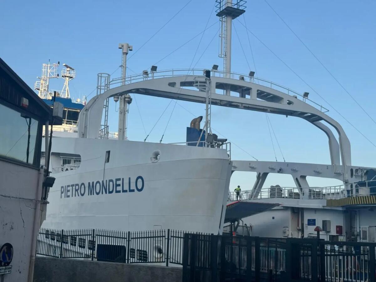 Attimi di paura a Messina, un traghetto durante l’attracco urta una banchina: sette feriti lievi - 