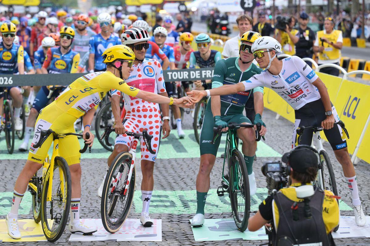 Al Tour pokerissimo di Pogacar, sui Campi Elisi vince Van Der Poel - 