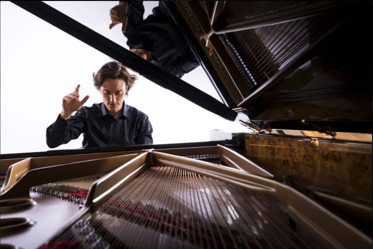 Il virtuosismo pianistico di Alessandro Taverna in concerto al Teatro Massimo - 