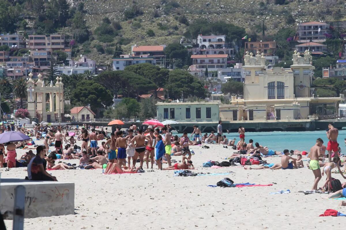 Turista morta nel mare di Mondello dopo aver accusato un malore - 