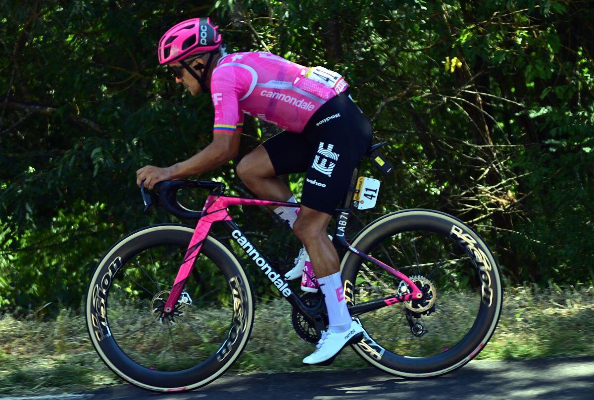 Al Tour Carapaz vince la 18^ tappa, Pogacar saldamente in maglia gialla - 