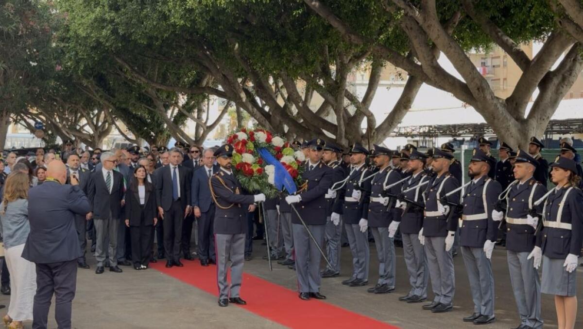 Via D’Amelio, deposta una corona d’alloro alla Questura di Palermo - 