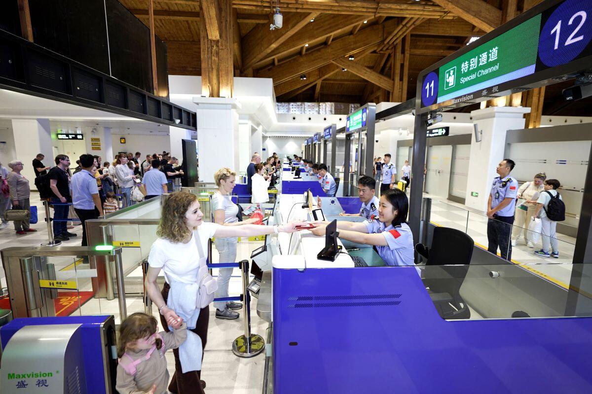 Cina perfezionerà i programmi di transito e ingresso senza visto - 