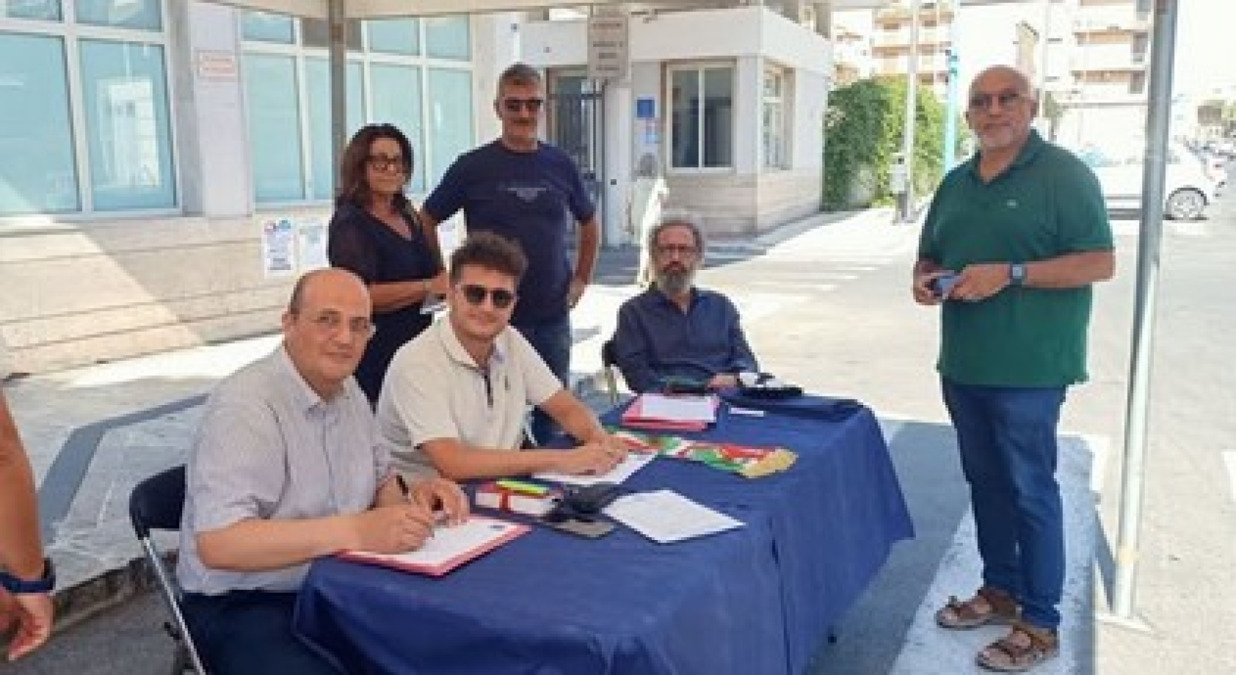 Protesta sanità depotenziata, davanti al "Vittorio Emanuele" presidio va avanti per il quarto giorno - Il presidio questa mattina