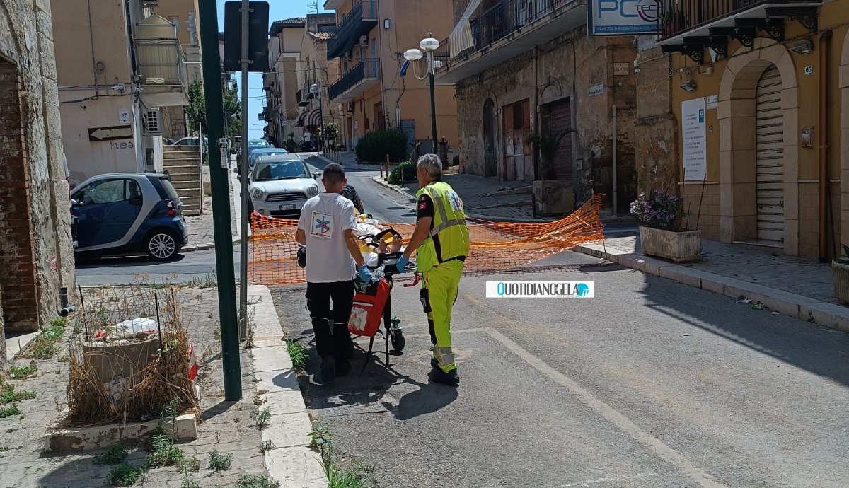 Via Cocchiaro inaccessibile anche all'ambulanza, anziana trasportata a piedi dagli operatori - 