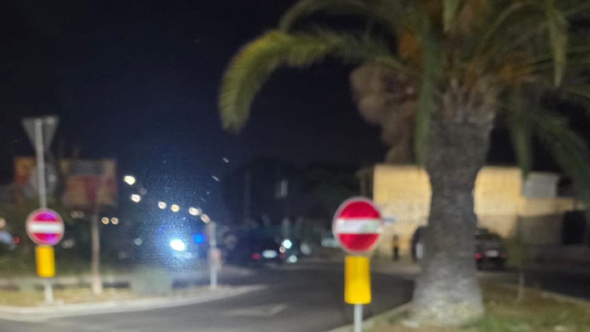 Violento impatto stradale nella notte, scontro tra scooter: due feriti  - 