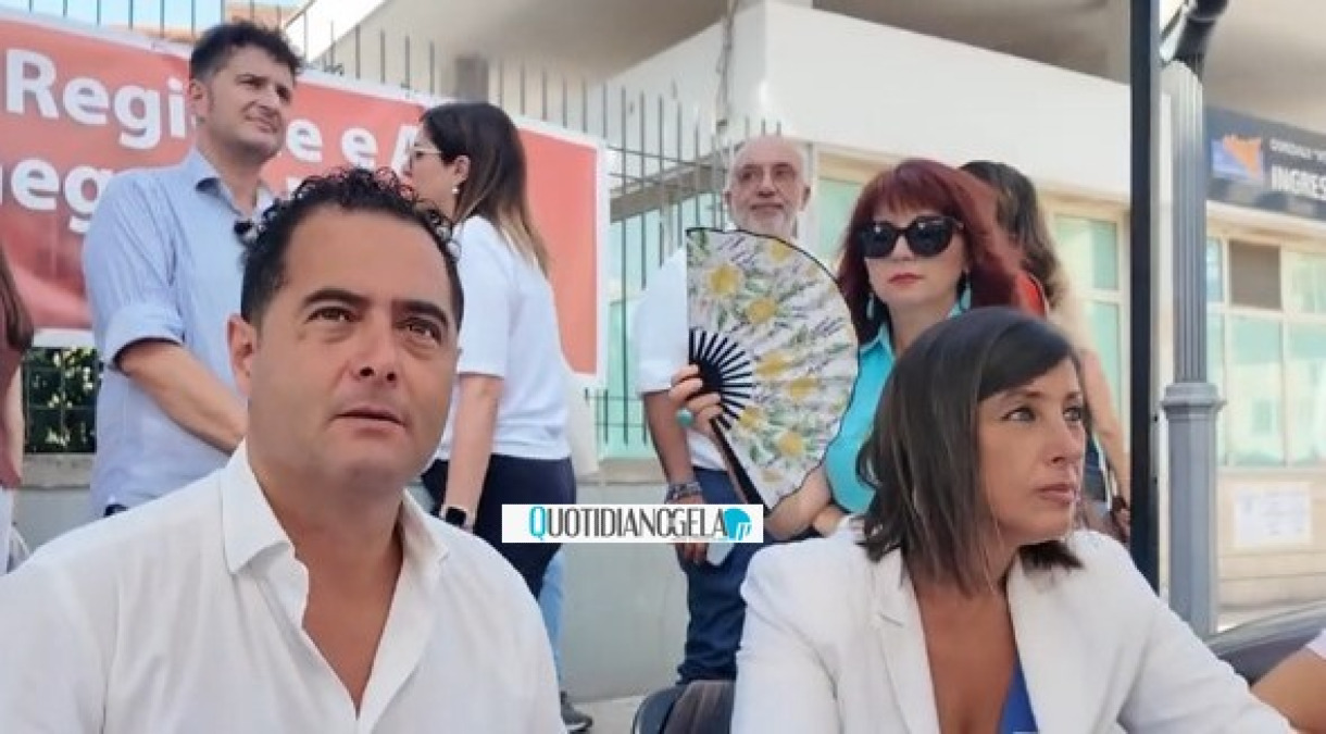 Priorità per la città e una verifica politica dopo l'estate, per Di Stefano si apre fase di riflessione - Di Stefano al presidio davanti all'ospedale