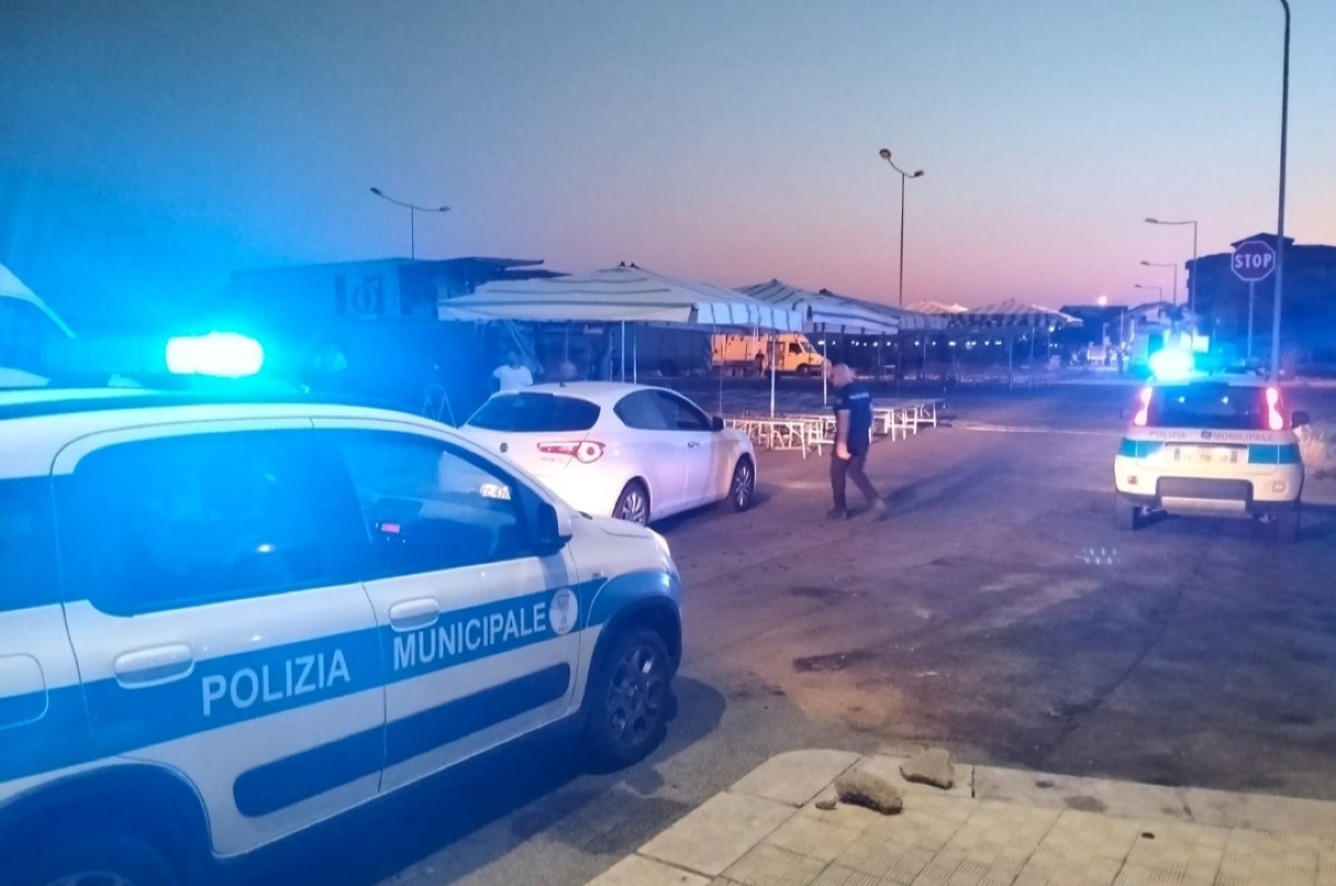 Polizia locale e tecnici comunali al mercato settimanale, controlli su autorizzazioni e canoni - 