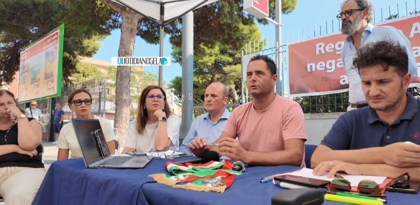 "Nostra protesta va avanti", Di Stefano: "16 milioni? Leggeremo l'atto, serve potenziamento concreto" - Sindaco e maggioranza al presidio