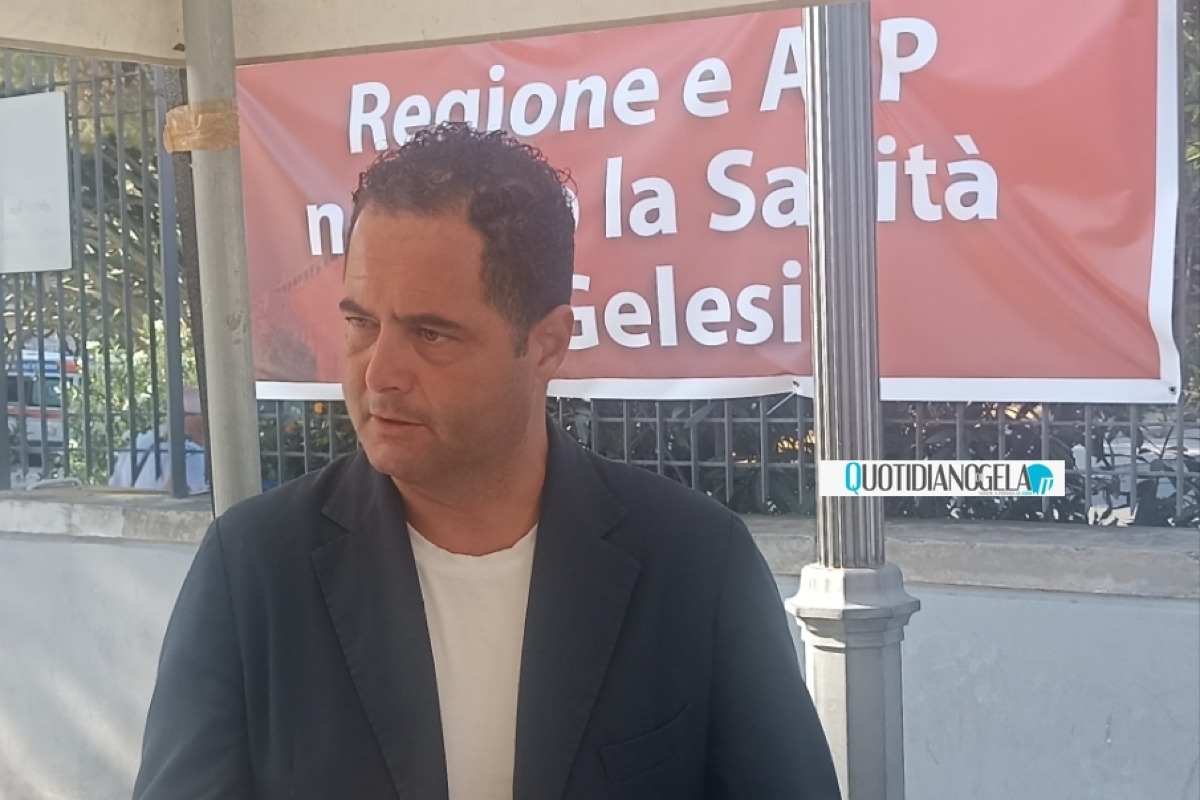 Presidio al "Vittorio Emanuele", Di Stefano: "Oggi contatterò manager Asp per incontrarlo in città" - Il sindaco Terenziano Di Stefano al presidio 