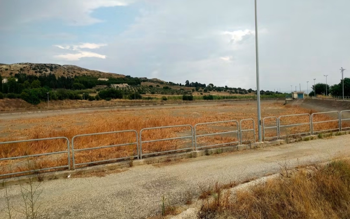 La grande sete delle campagne locali, dighe a zero o quasi: vasca Settefarine a secco  - La vasca di accumulo Settefarine completamente a secco 