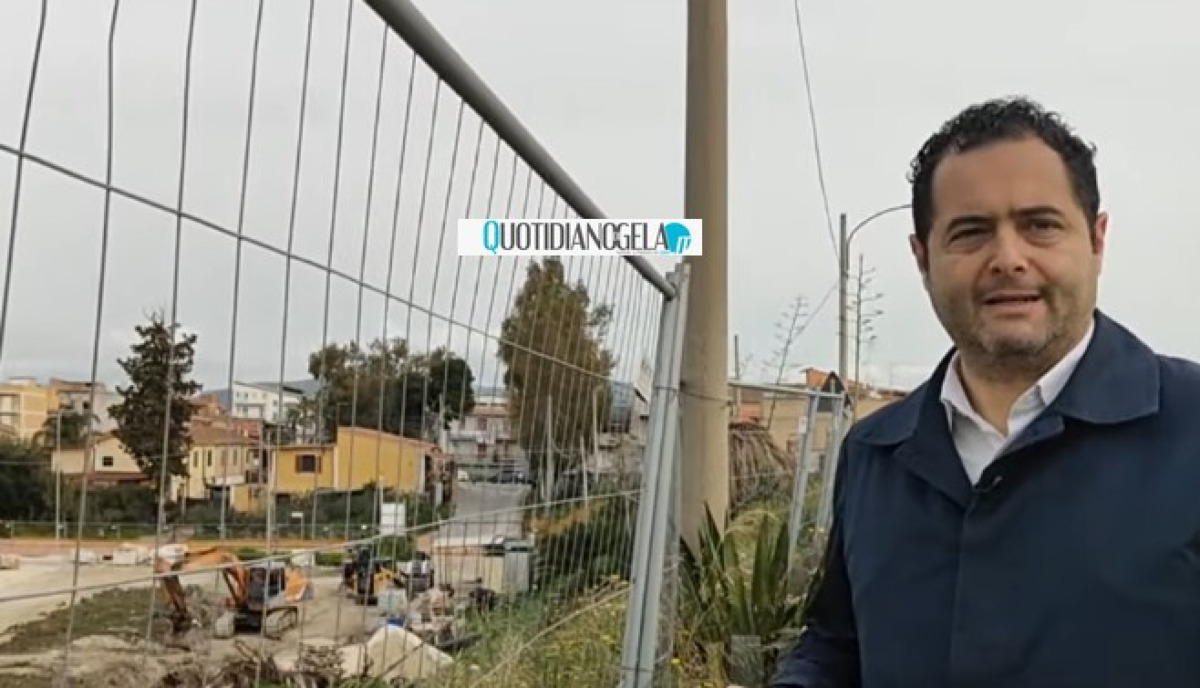 "Su cantieri Pnrr critiche da sdraio", Di Stefano: "Lavori avanti, non parlano invece di sanità e porto" - Di Stefano durante un sopralluogo nei cantieri Pnrr