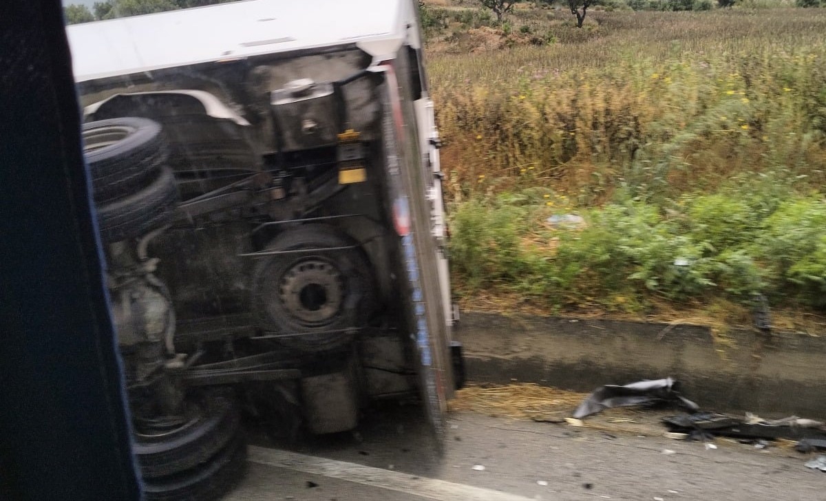Tir ribaltato su un tratto della Gela-Catania  - 
