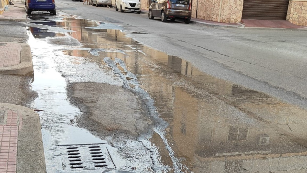 Da oltre un mese una perdita idrica tra via Paladino e via Vasari - 