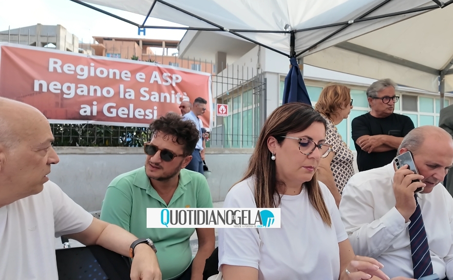 La lunga protesta per la sanità e una fase nuova della maggioranza: "verifica" ormai inevitabile  - Alleati del sindaco Di Stefano al presidio 