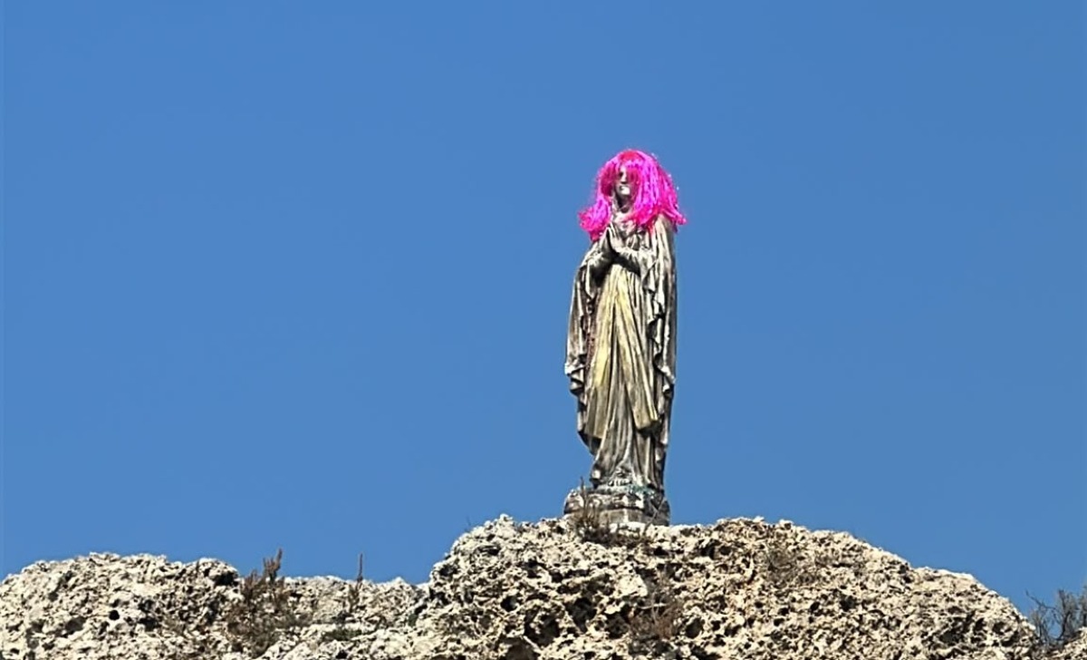Manfria: Madonna sullo scoglio con una parrucca colorata, tra indignazione e goliardia - 