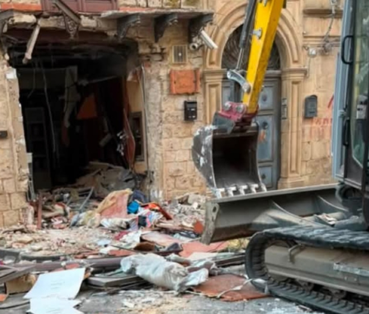Mazzarino, gioielleria sfondata con una pala meccanica - 