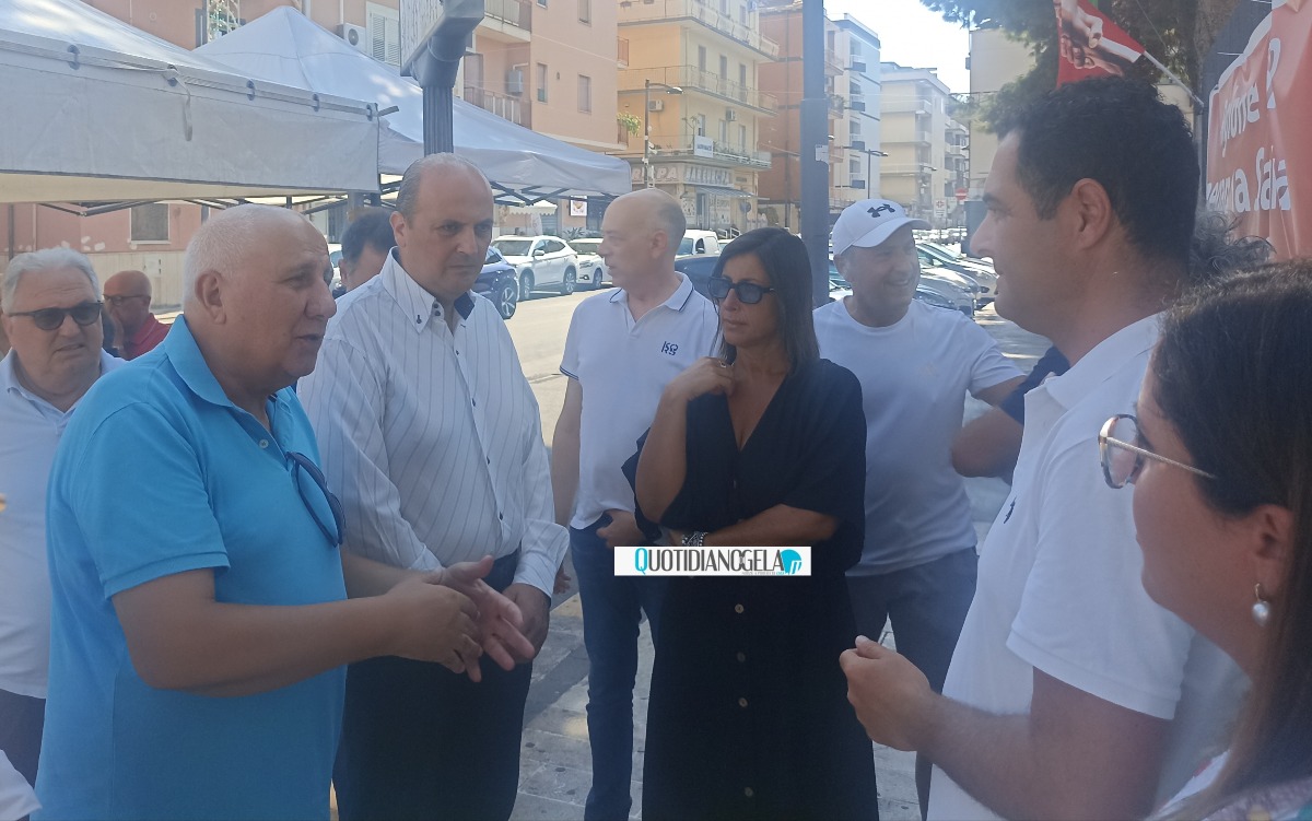 Mobilitazione sanità, il senologo Di Martino: "Battaglia di civiltà non si può che sostenerla" - Di Martino questa mattina al presidio 
