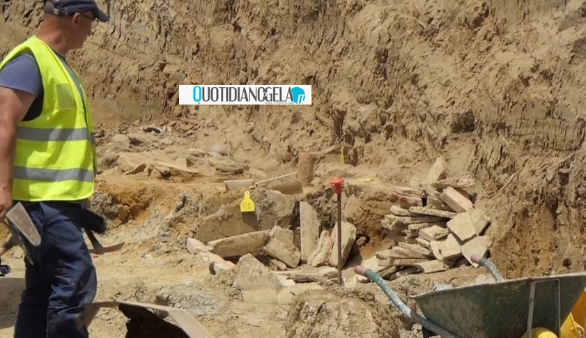 Orto Pasqualello riqualificato, una tettoia a protezione delle tombe arcaiche  - L'area delle tombe arcaiche 