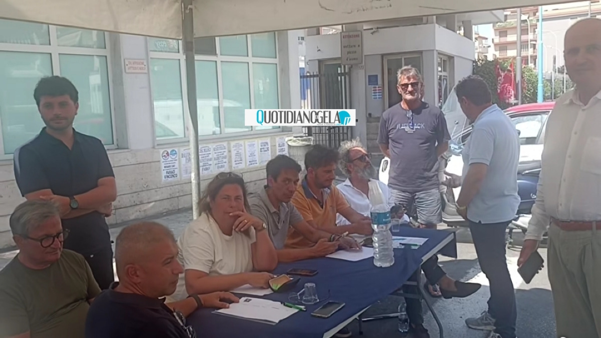 Sanità, Pd: "Schifani e Caruso vengano al Vittorio Emanuele, perché FdI e Lega del tutto assenti?" - Il presidio davanti all'ospedale